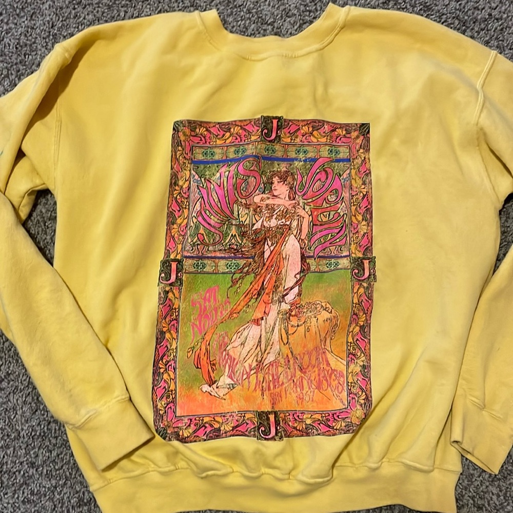Cute vintage yellow crewneck